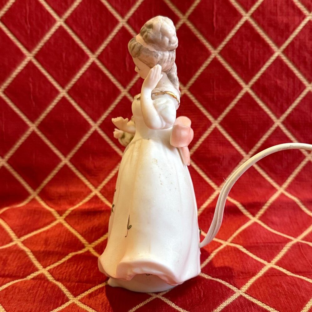 Vintage Lady Figurine Lamp. - Picture 6 of 13